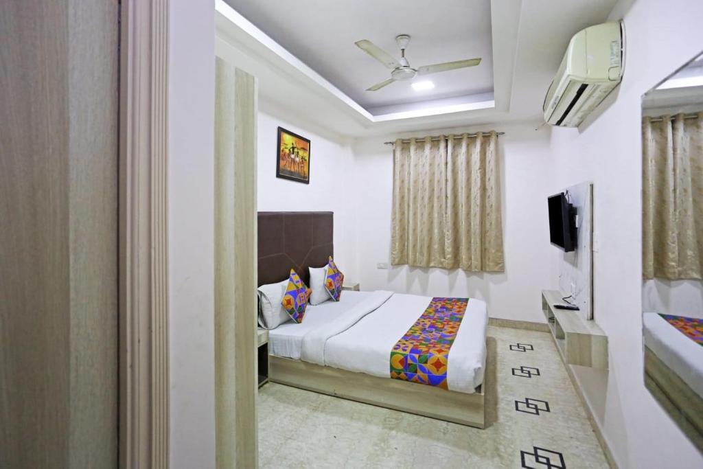 Postel nebo postele na pokoji v ubytování Hotel Sterling Inn, New Delhi
