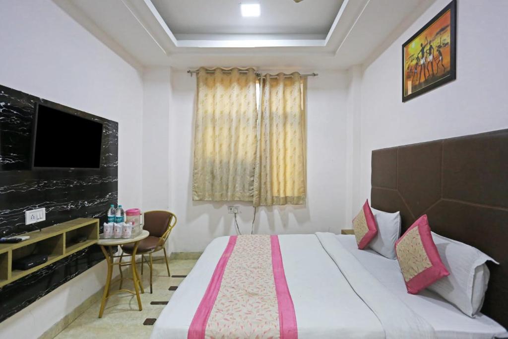 Postel nebo postele na pokoji v ubytování Hotel Sterling Inn, New Delhi