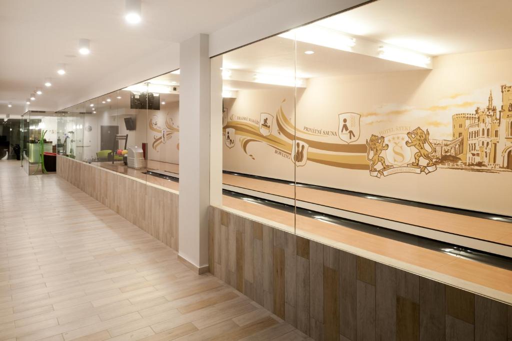 mural toru do kręgli w szpitalnym korytarzu w obiekcie Hotel Štekl w mieście Hluboká nad Vltavou