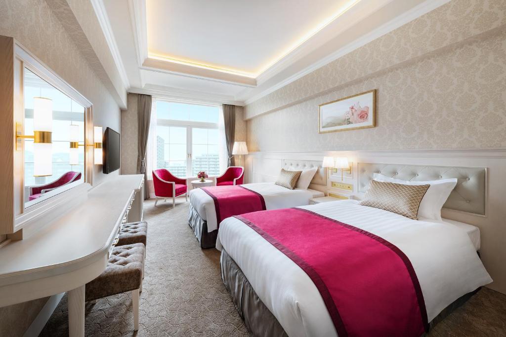 Postel nebo postele na pokoji v ubytování Takarazuka Hotel