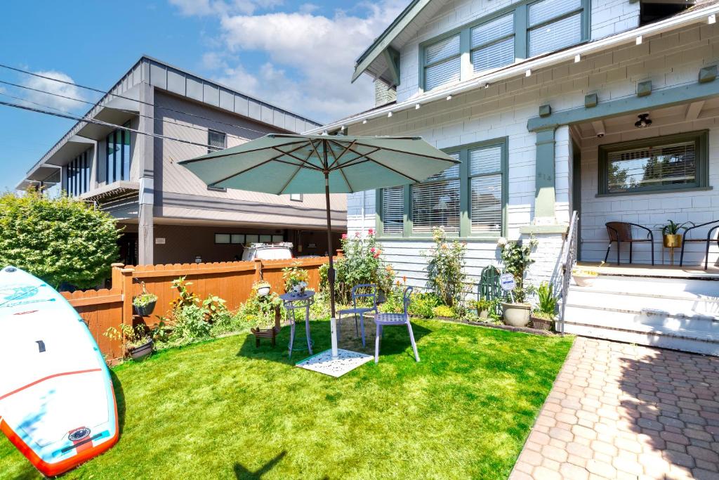 an umbrella in the yard of a house at Vintage 3 Bedroom Home in Prime Eastlake Seattle with Private Parking in Seattle