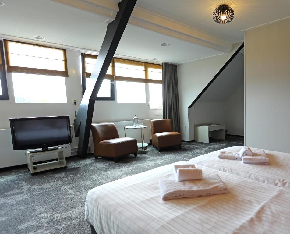 TV a/nebo společenská místnost v ubytování Hotel Bi-j Ons