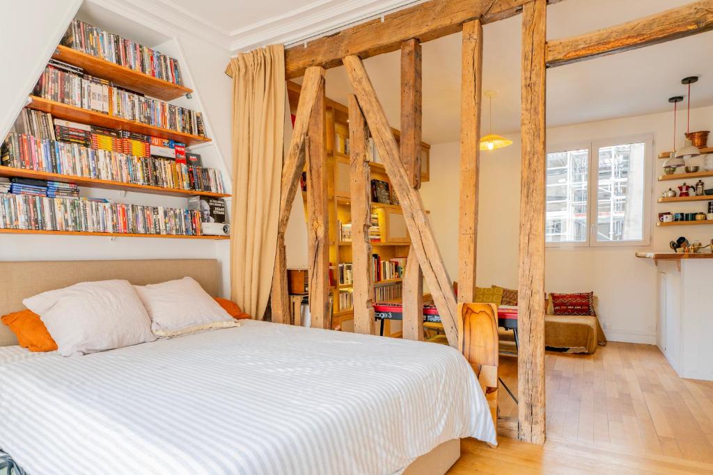 une chambre avec un lit et des étagères dans l'établissement Urban Retreat in Historic Quarter, à Paris