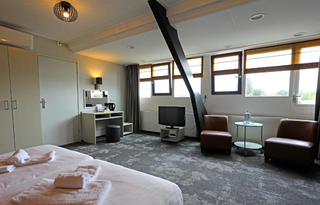 TV a/nebo společenská místnost v ubytování Hotel Bi-j Ons
