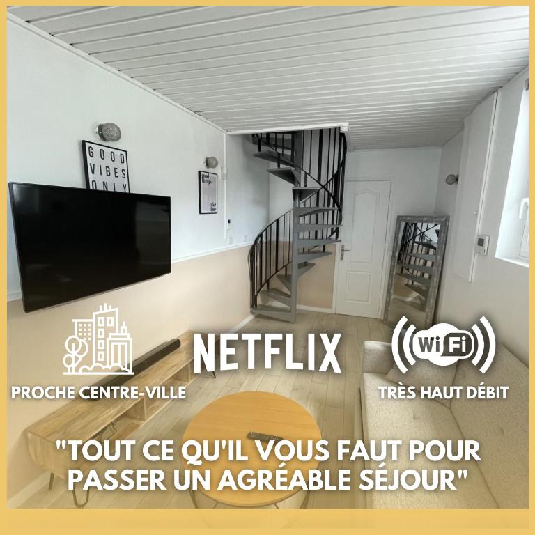 Il comprend un salon avec un escalier et une télévision. dans l'établissement New Garden Unic 6 personnes, à Amiens