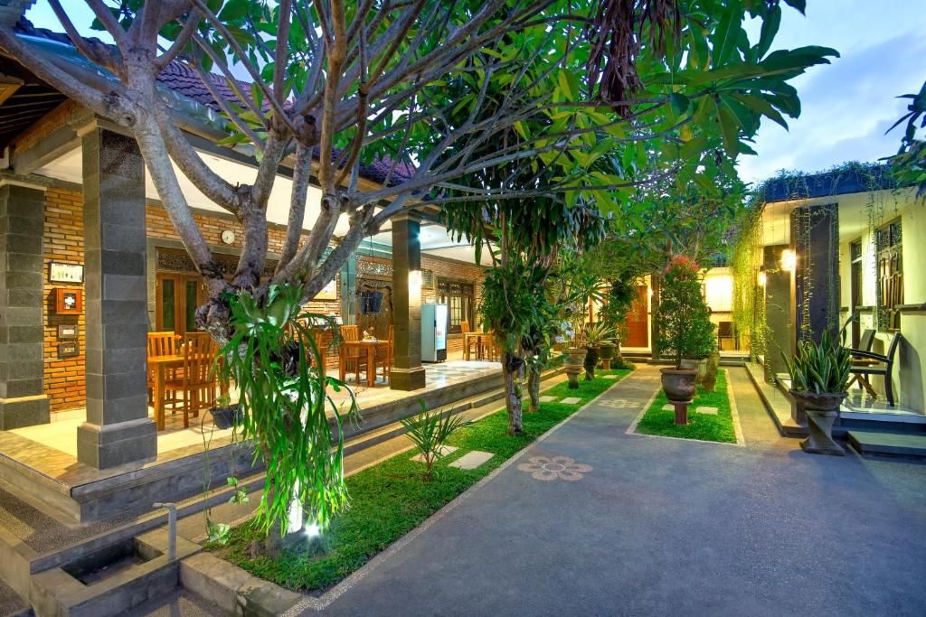 einen Innenhof eines Hauses mit Bäumen und Pflanzen in der Unterkunft Made Arsa Homestay in Ubud