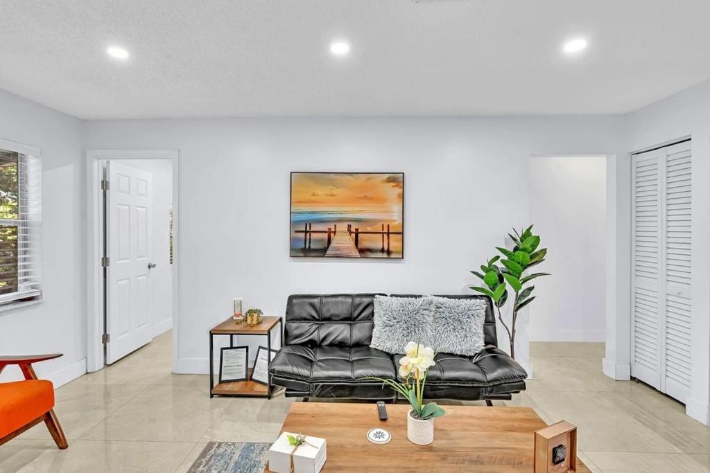 Hollywood 2 Bdrm New Furnished Beach Vacation Lb2 - Two-Bedroom House
