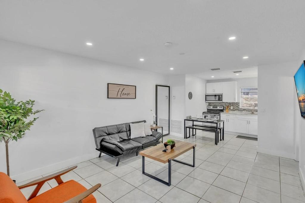 Hollywood Vacation In Perfect Beach Location Ha01 - One-Bedroom House