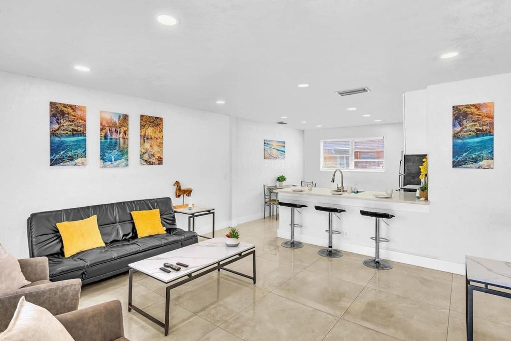 New Stylish 2 Bdrm Mins To Beach & Aventura Mall - Casa De Dos Dormitorios