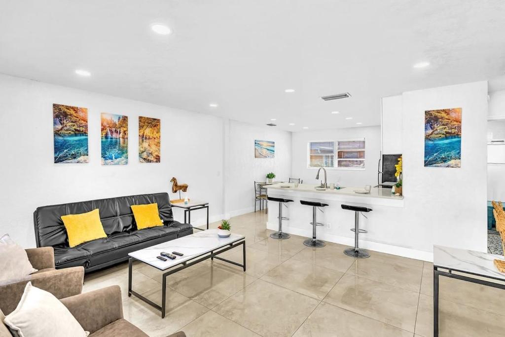 New Stylish 2 Bdrm Mins To Beach & Aventura Mall - 