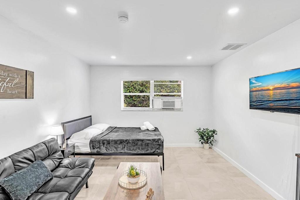Hollywood Beach Boutique Vacation Studio Lb4 - Deluxe Queen Studio