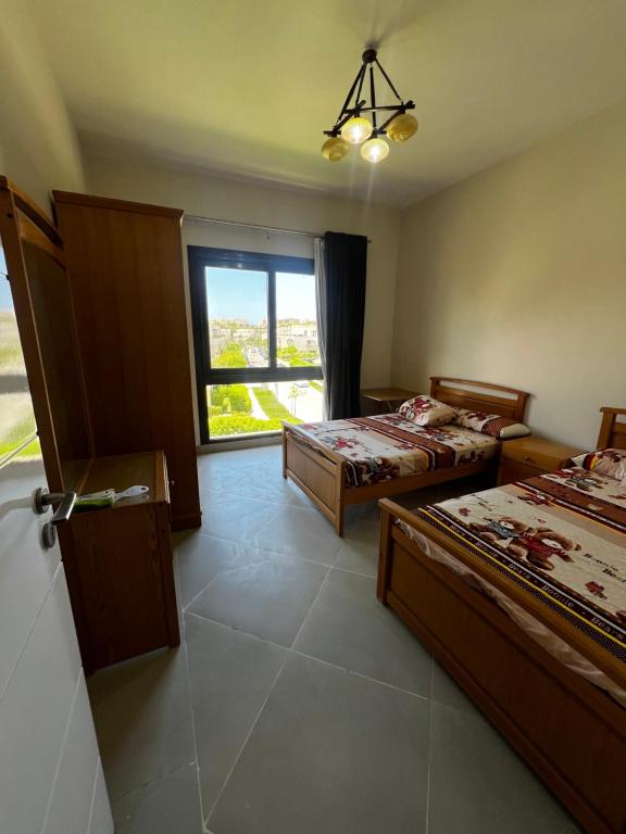 Postel nebo postele na pokoji v ubytování Marassi Pent house Golf View