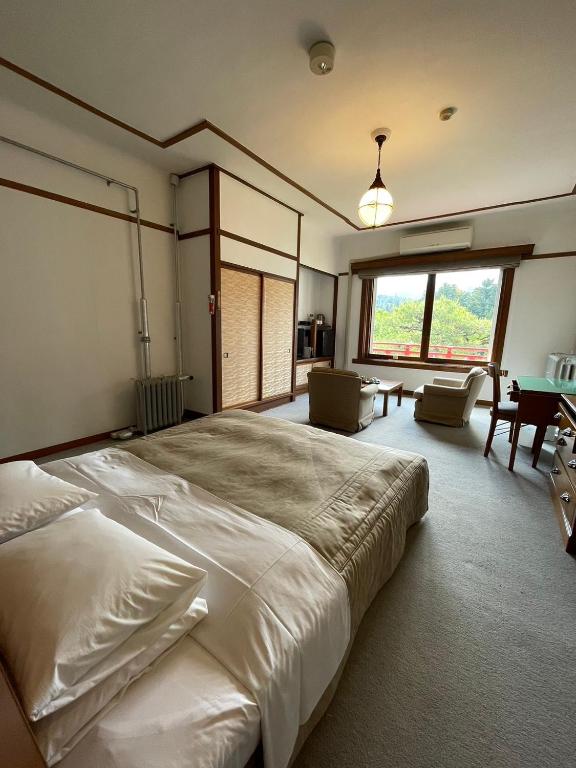 Postel nebo postele na pokoji v ubytování Nikko Kanaya Hotel