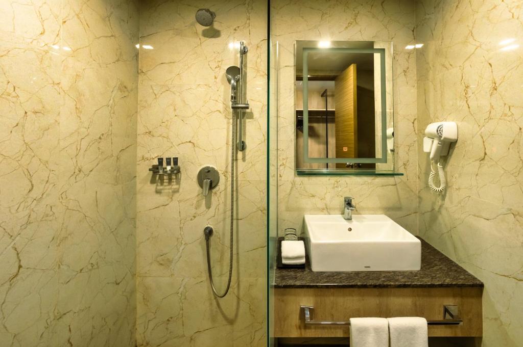 Koupelna v ubytování Amika Hotel,Madurai - Near Airport