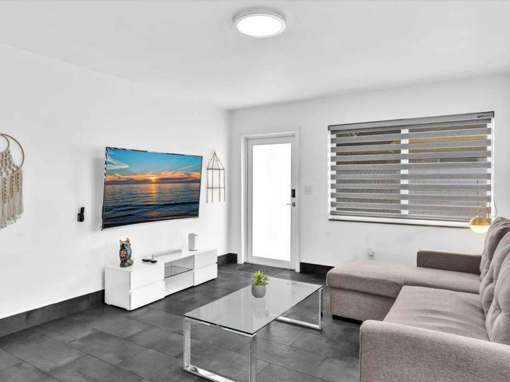 TV a/nebo společenská místnost v ubytování Charming 2br Lakefront Cottage In Davie Near Beach