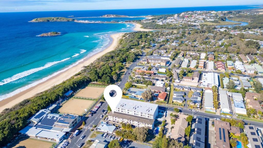 科夫斯港Ocean Echoes Coffs Harbour- Short walk to the beach, Cafes and clubs!的享有海滩的空中景致,配有热气球