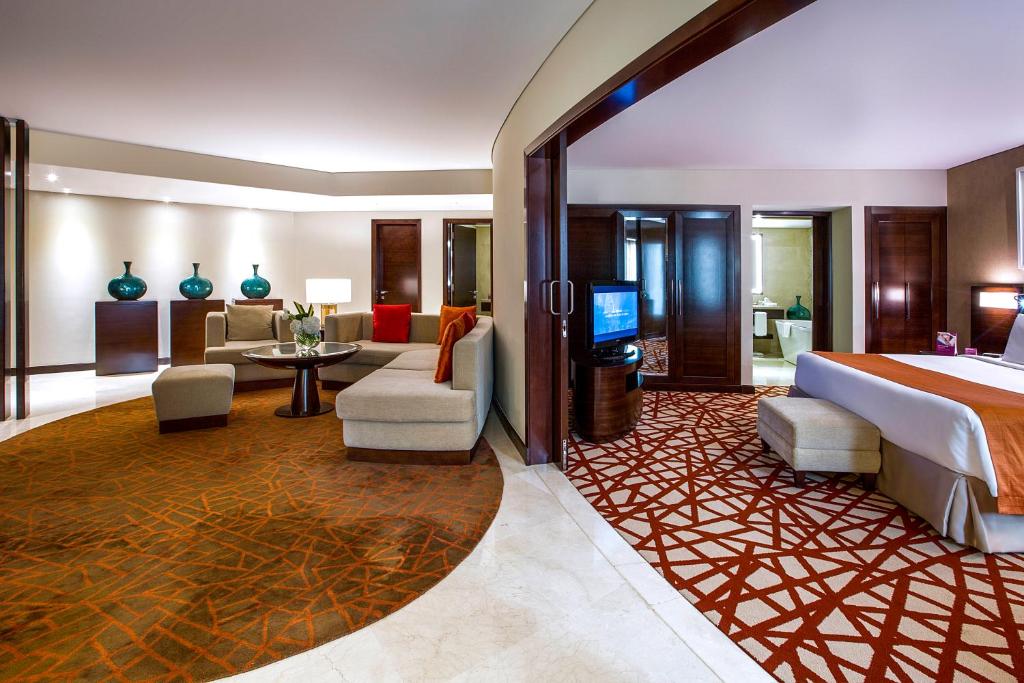 Postel nebo postele na pokoji v ubytování Crowne Plaza Dubai Deira by IHG