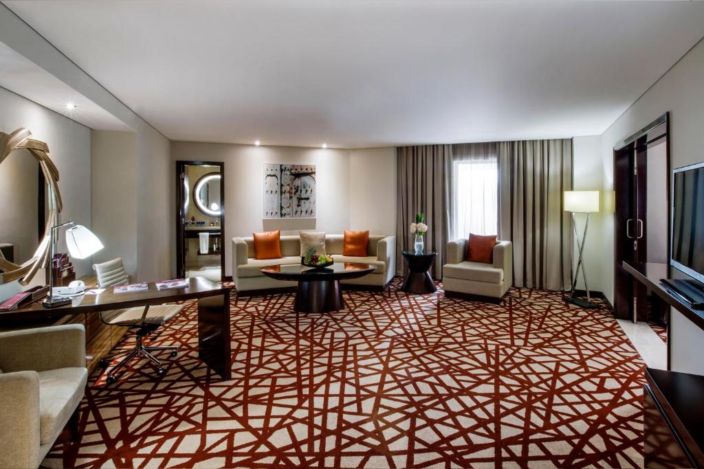 Posezení v ubytování Crowne Plaza Dubai Deira by IHG