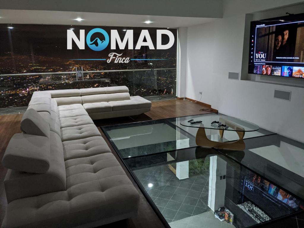TV a/nebo společenská místnost v ubytování Nomad Finca