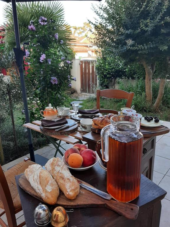 - une table avec du pain et un pichet de thé dans l'établissement Chez Solange et Paul, à Mézos