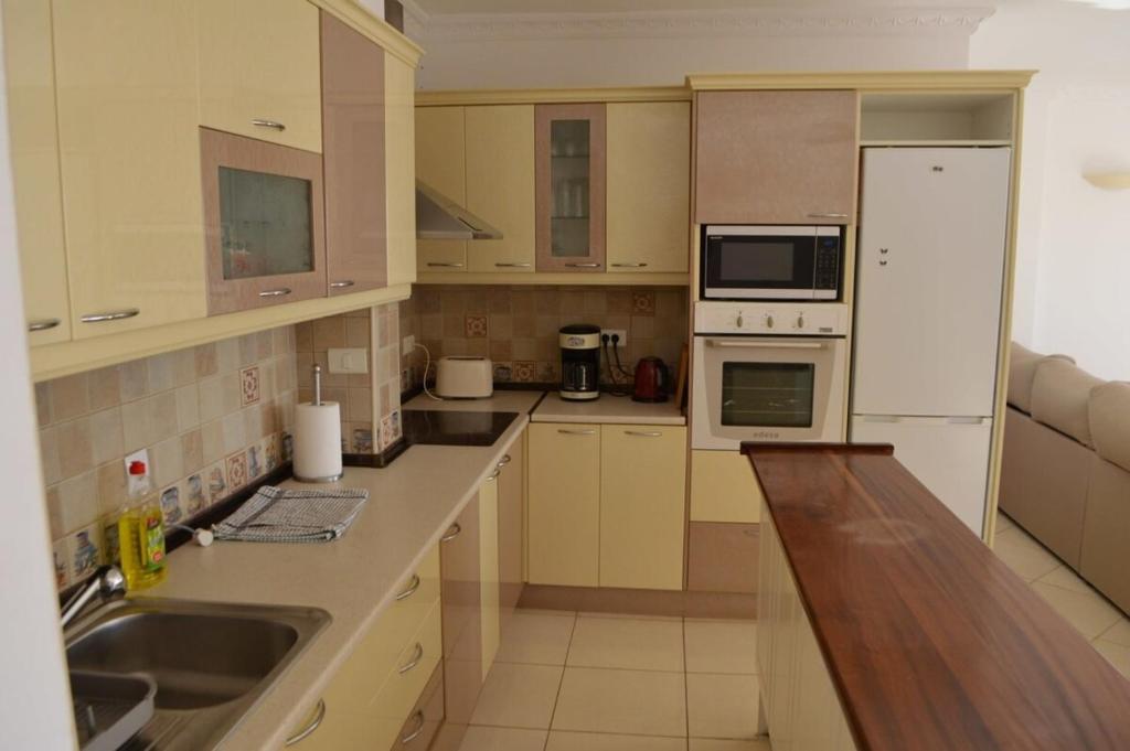 Kuchyňa alebo kuchynka v ubytovaní 3 Bedroom Apartment With Stunning Views K302