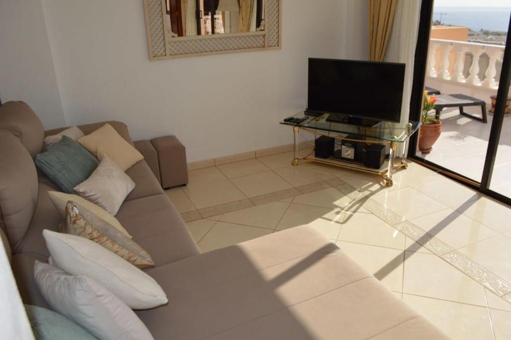 Televízia a/alebo spoločenská miestnosť v ubytovaní 3 Bedroom Apartment With Stunning Views K302