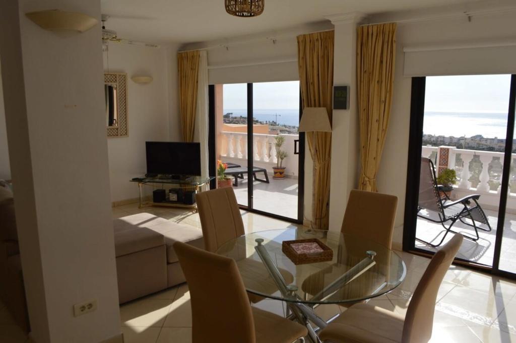 Televízia a/alebo spoločenská miestnosť v ubytovaní 3 Bedroom Apartment With Stunning Views K302