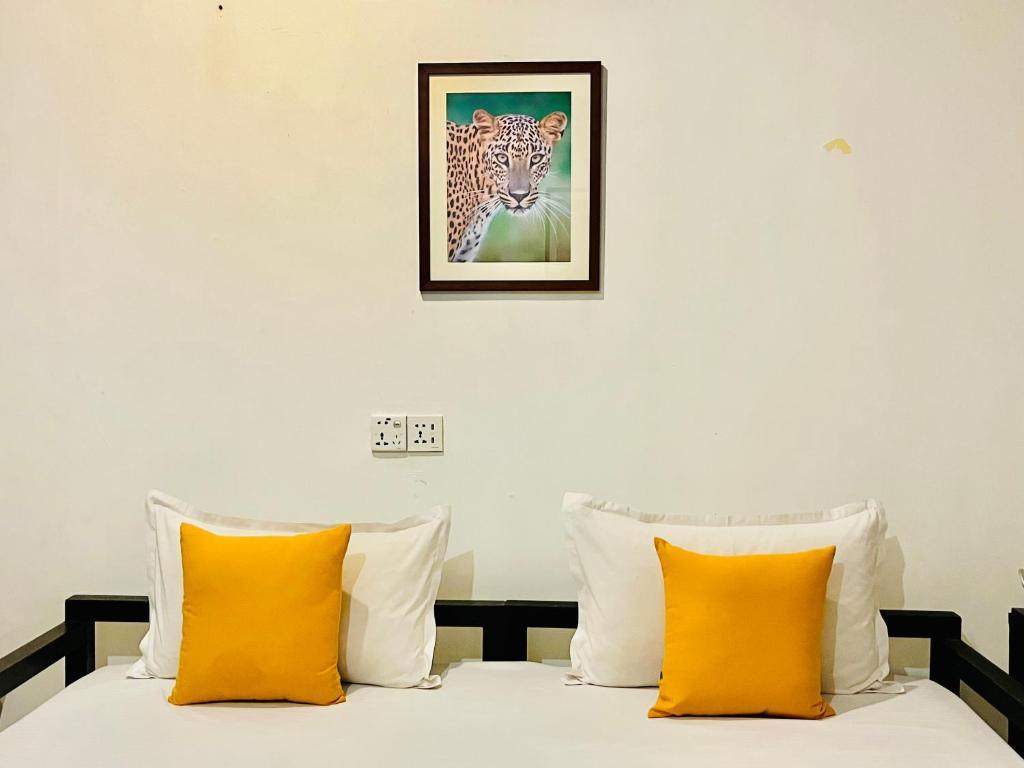 Postel nebo postele na pokoji v ubytování Funky Leopard Safari Lodge Bordering Yala National Park