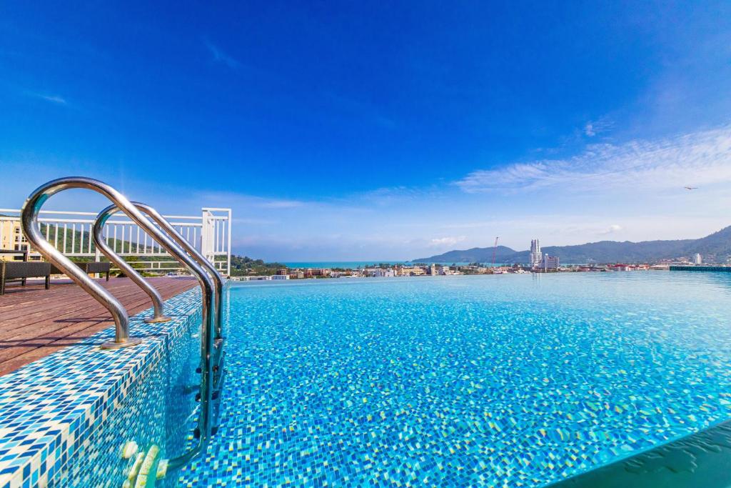 Bazén v ubytování Kana Triple L Hotel Phuket普吉岛卡娜3L酒店 nebo v jeho okolí
