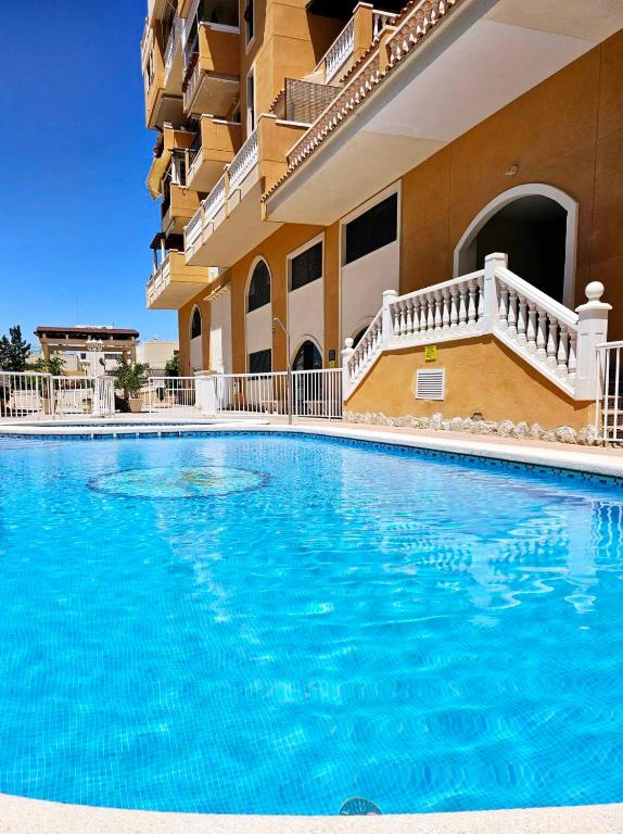 サンタ・ポラにあるMirador de Varaderoの建物の前の大きなプール