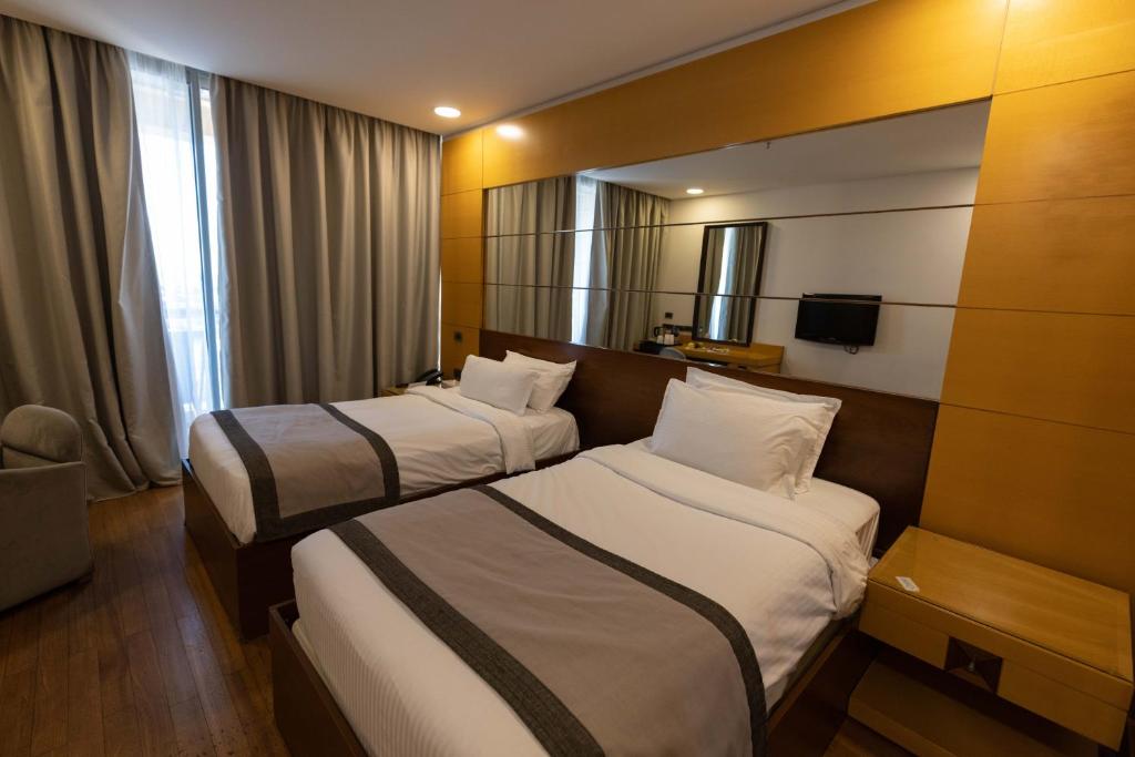 Postel nebo postele na pokoji v ubytování Coral Beach Hotel And Resort Beirut