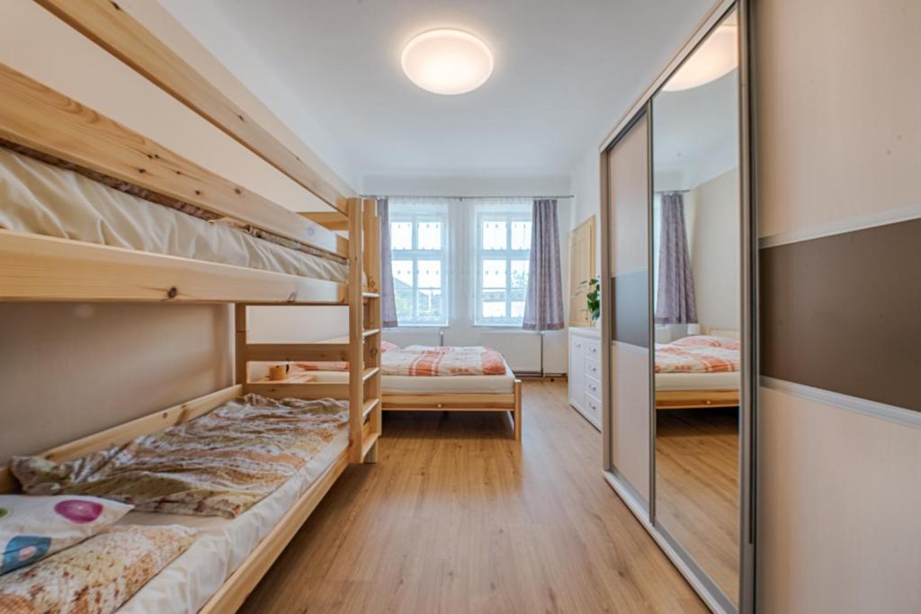 Postel nebo postele na pokoji v ubytování Apartmány Pod starou věží