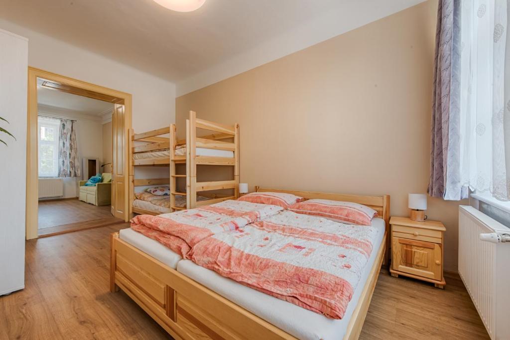 Postel nebo postele na pokoji v ubytování Apartmány Pod starou věží