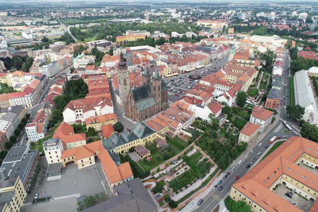 Nespecifikovaný výhled na destinaci Hradec Králové nebo výhled na město při pohledu z hotelu