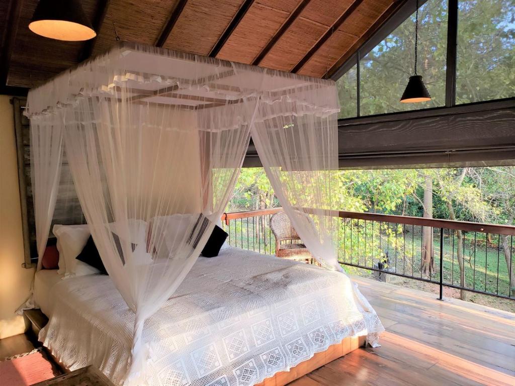 Postel nebo postele na pokoji v ubytování The River House Dambulla by The Serendipity Collection