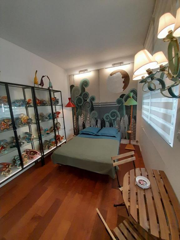 une chambre avec un lit vert et des étagères de meubles dans l'établissement Studio Marseille, à Marseille