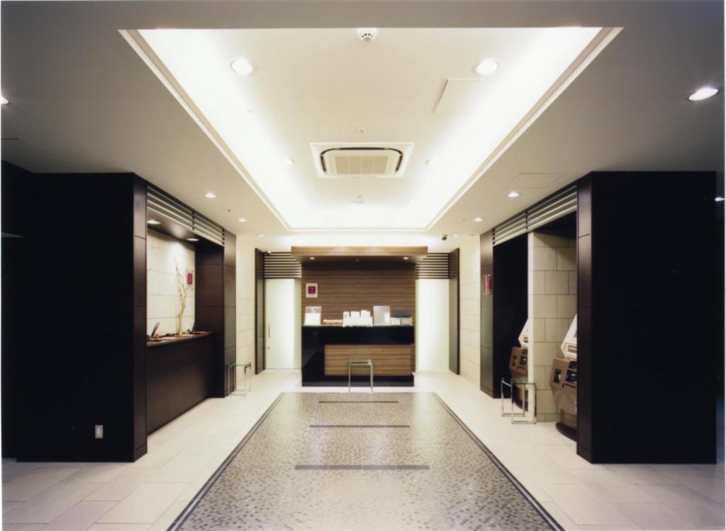 a room with a hallway with black cabinets at Washington R&B Hotel Hachioji in Hachioji