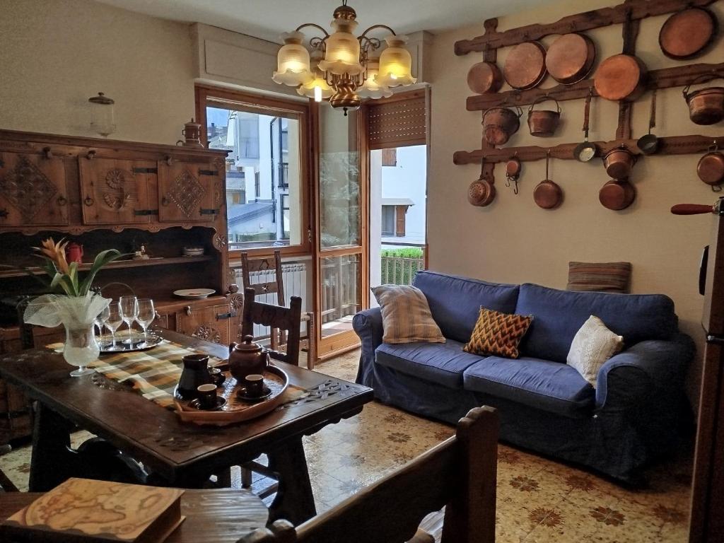 a living room with a blue couch and a table at Casa Le Ramine by Holiday World in Entracque