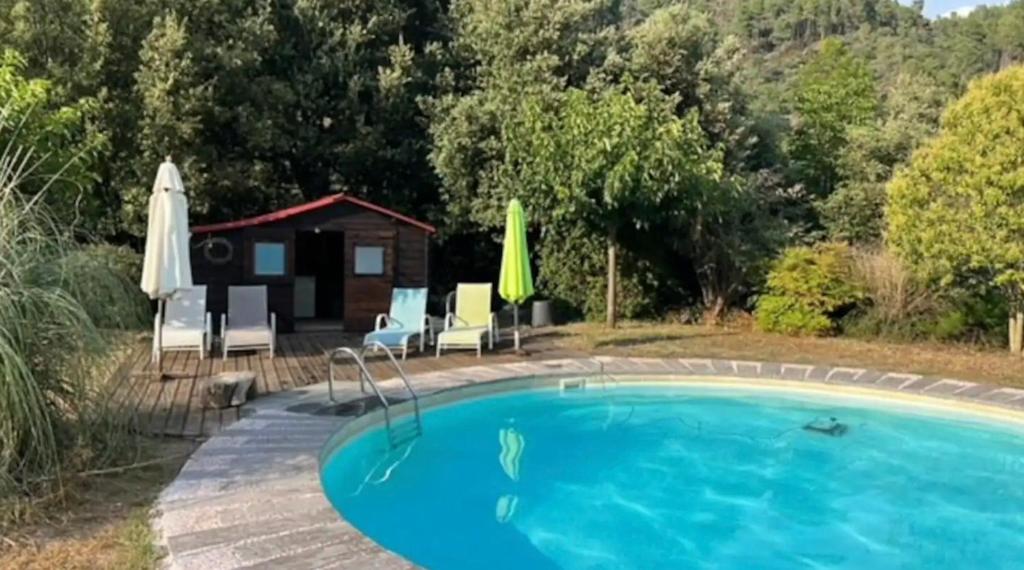 une piscine avec une cabine en arrière-plan dans l'établissement Maison « la Clede », à Saint-Paul-la-Coste