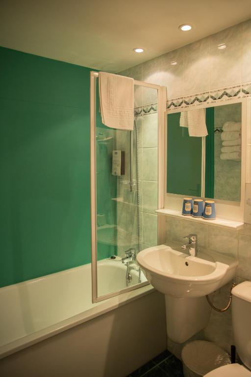 Een badkamer bij Kyriad Nîmes Ouest A9