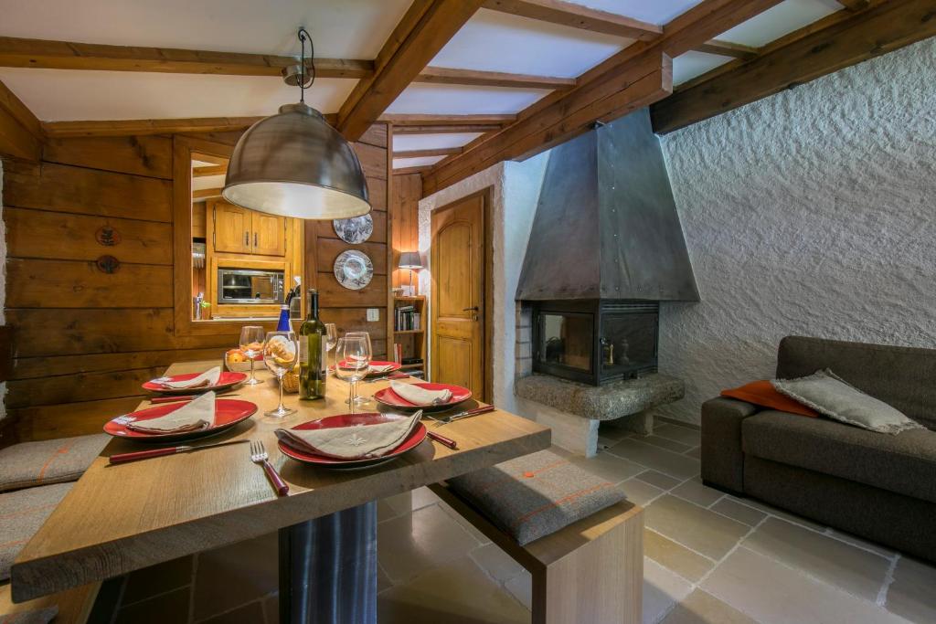 Il dispose d'une cuisine et d'un salon avec une table et une cheminée. dans l'établissement Résidence Améthystes A14 ski-in ski-out - Happy Rentals, à Chamonix-Mont-Blanc