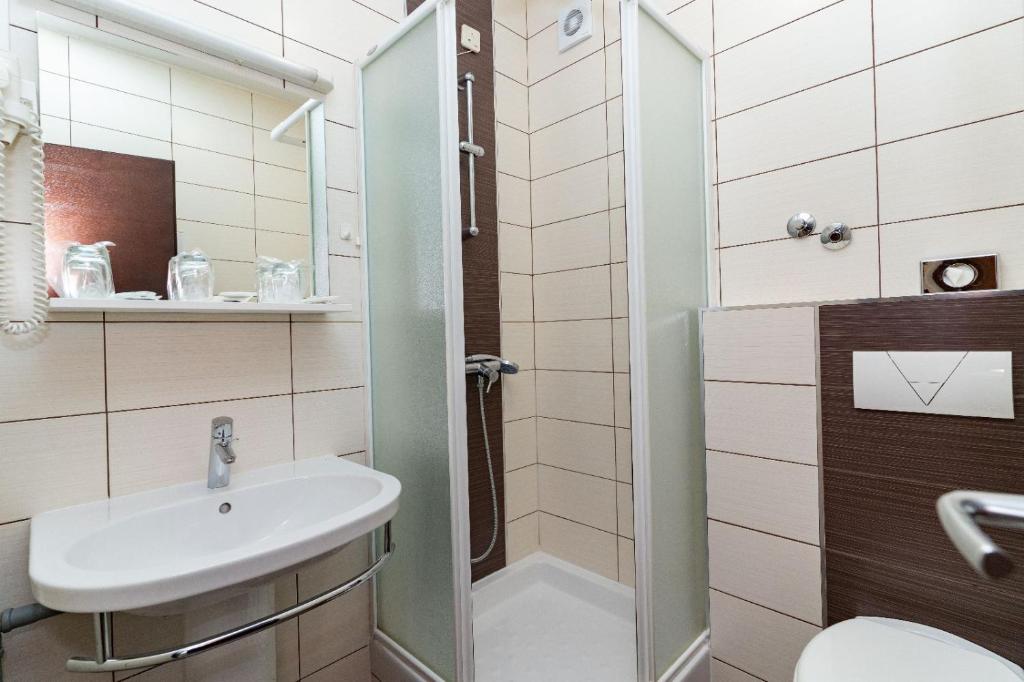 Artearia Hotel - Single Room With Bathroom
