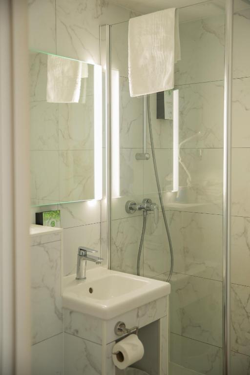 Een badkamer bij Kyriad Nîmes Ouest A9