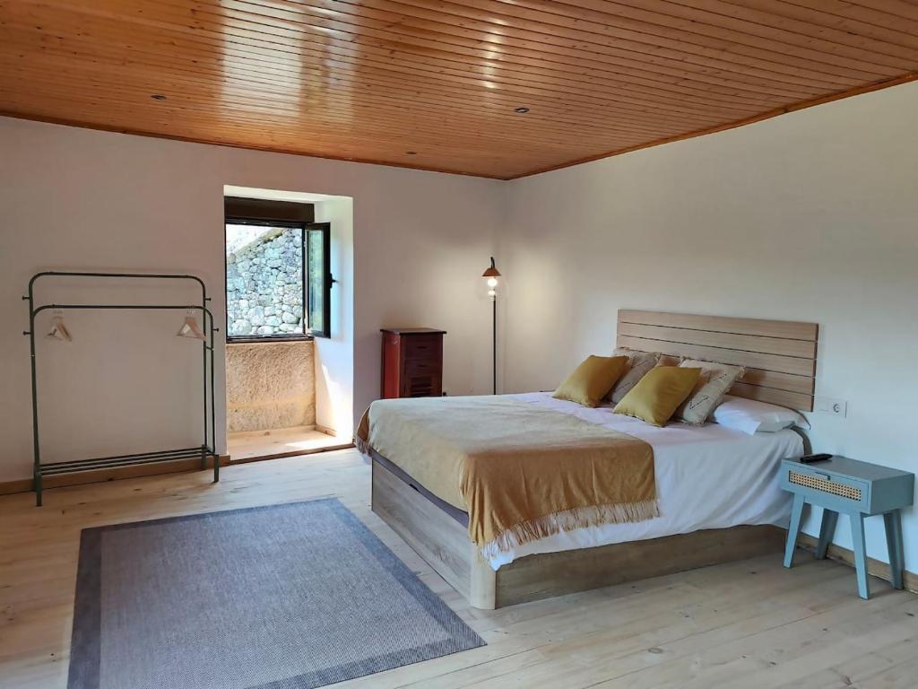 Ένα ή περισσότερα κρεβάτια σε δωμάτιο στο Casa Rural Xures Lobios