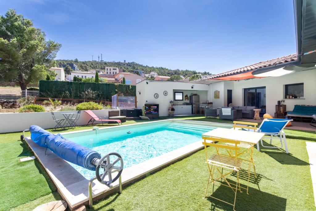 una piscina con scivolo in un cortile di Les Garrigues Ensoleillées a Treilles