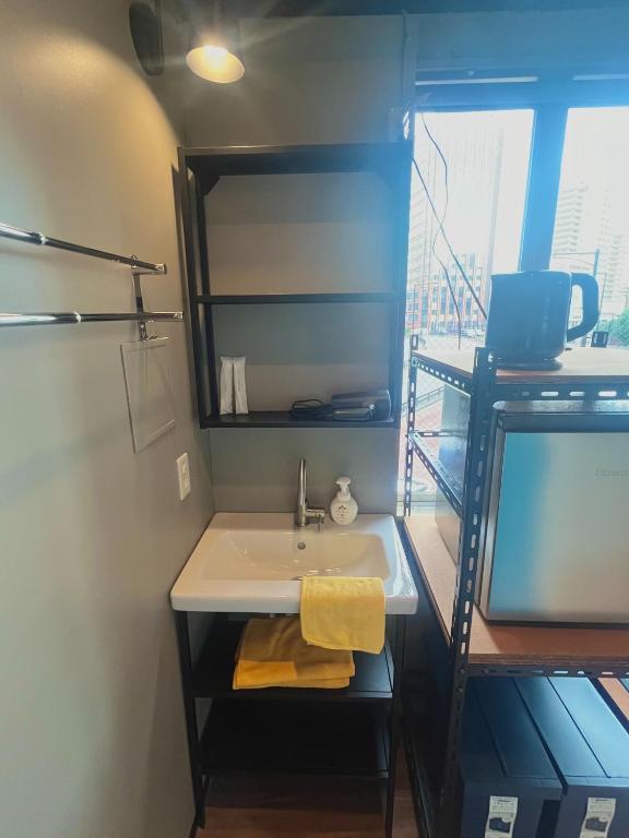 Kuchyň nebo kuchyňský kout v ubytování Wasabi Mita Hotel