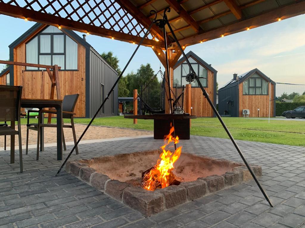 a fire pit in the middle of a patio at Baltic Homes Lubiatowo in Lubiatowo