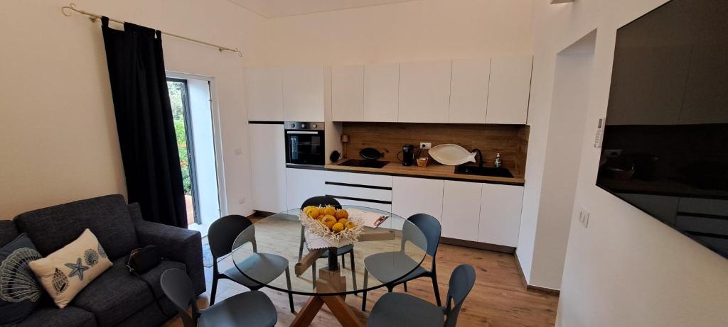 a living room with a table with a bowl of fruit at Urban Charme Palau in Palau