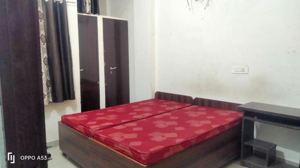 En eller flere senge i et værelse på The Pink Door Hostel