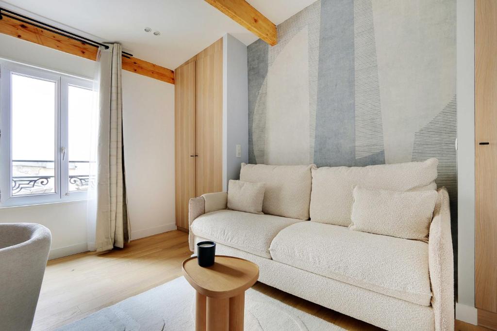 - un salon avec un canapé blanc et une fenêtre dans l'établissement Cosy studio with AC -2P- Sacré-Coeur Montmartre, à Paris